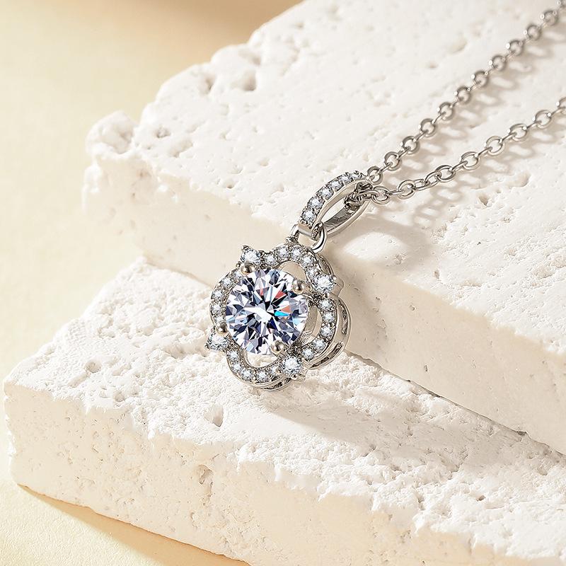 Модное ожерелье-подвеска с четырехлистником на высококачественной костяной цепочке