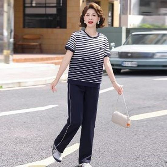 

Mom s Sporty Summer Two-Piece Set: Casual Short Sleeve Top & Stylish Pants for Women in Their 40s & 50s 3XL темно-синього кольору