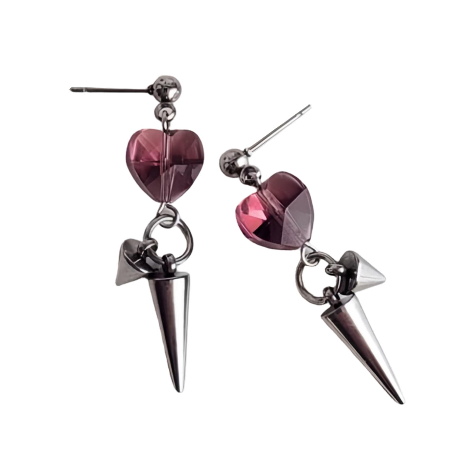 

Элегантные серьги-пусеты в форме конуса с нежным дизайном в виде сердца, идеально подходящие для модных молодых женщин и законодателей трендов.