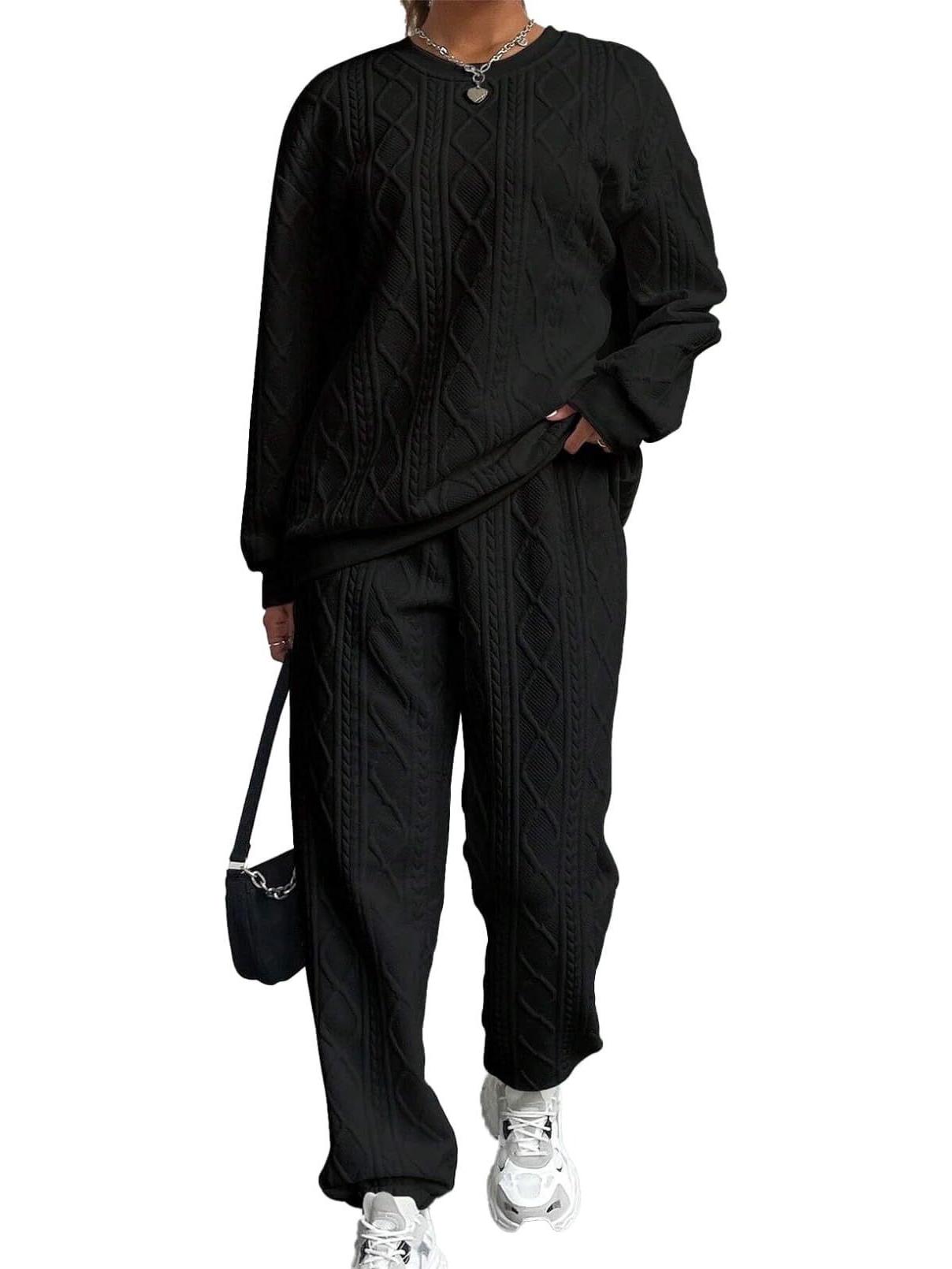 

Женский двухпредметный комплект из пестрой вязки «косичка»: Топ с круглым вырезом и длинными рукавами и брюки с манжетами XXL чёрный