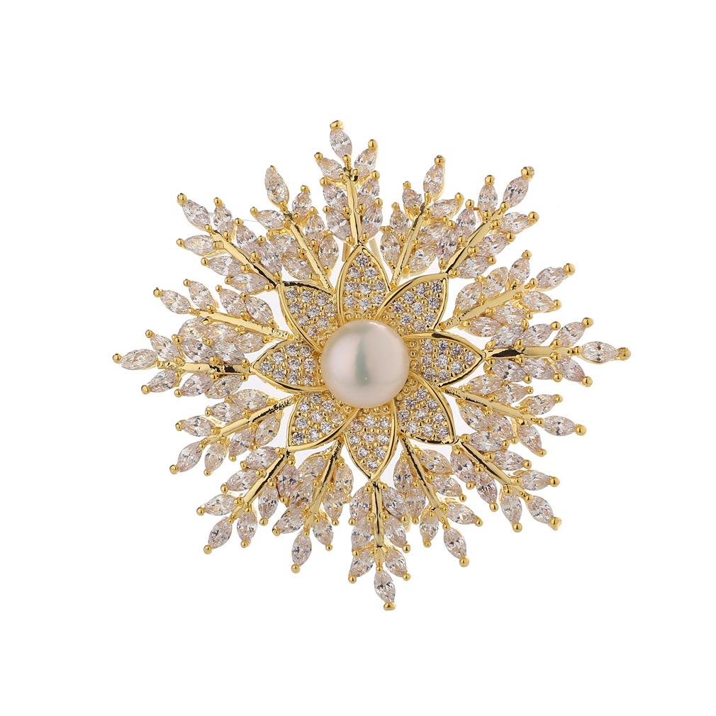 Broche de copo de nieve con perlas de agua dulce y microcirconita de cobre de alta gama