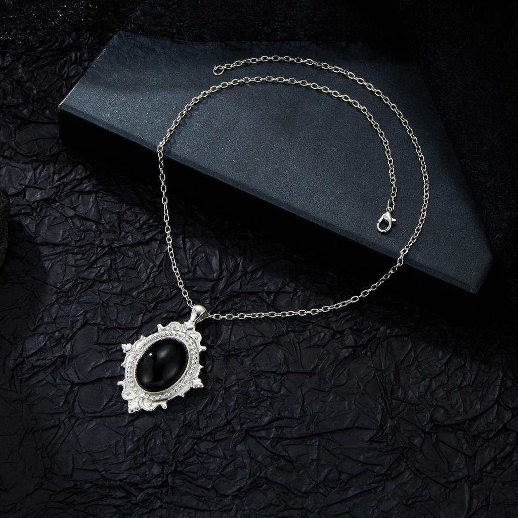 European and American Trend Gothic Green Red Vampire Mysterious Pagan Witch Jewelry Retro Relief Pendant Necklaces Gift