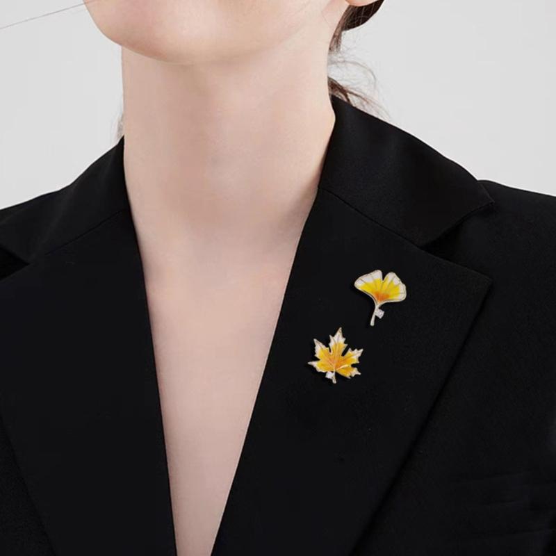 Exquisite Vintage Ahornblatt Brosche Anstecknadel für Damen Mode Mädchen Ginkgoblatt Abzeichen Anstecknadel Schmuck mit Strasssteinen Detail
