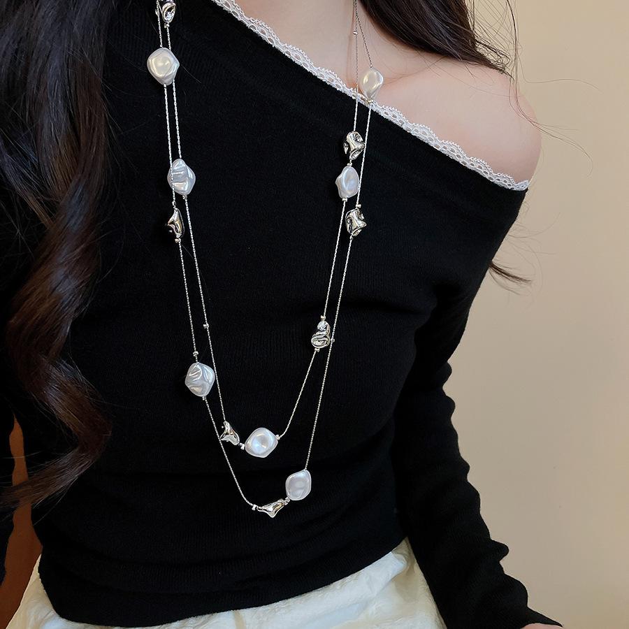 Geometric Round Flower Pearl Clavicle Necklace: Retro European & American Design