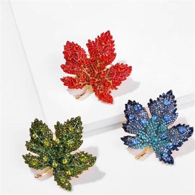 Mode Vol Strass Esdoornblad Broches Spelden voor Vrouwen Meisjes Trendy Bruiloft Feest Verjaardag Jas Badges