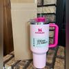 Caneca Térmica de Aço Inoxidável Rosa 40oz – 1200 ml, mantém as bebidas frias ou quentes, alça confortável, tampa com abertura para canudo