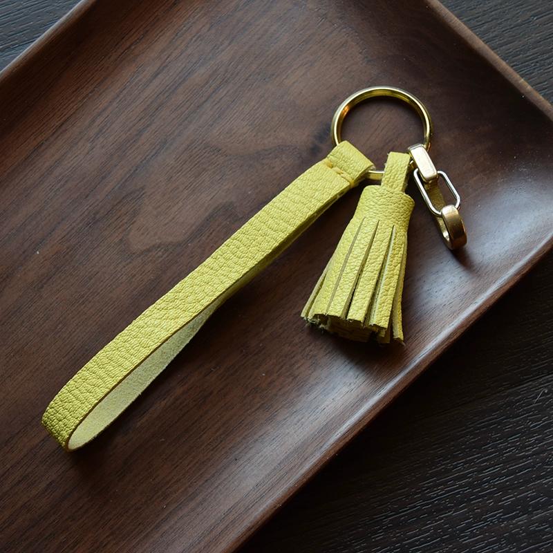 Originální francouzský kozí semišový ručně vyrobený střapec, přívěsek na klíče od auta, ozdoba dámské kabelky, zakázková dárková klíčenka.