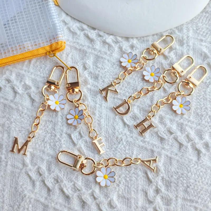 Metal Daisy Letter Keychain Fashion A-Z 26 Letters Keyring Charms Mobile Phone Key Holders Bag Pendant Accessories Couple Gift