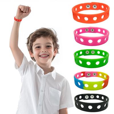 2 Stück Silikon-Charm-Armbänder für Kinder Verstellbares Armband mit Löchern Schuh-Charms Kompatibles Buntes Armband für Jungen Mädchen Geschenk