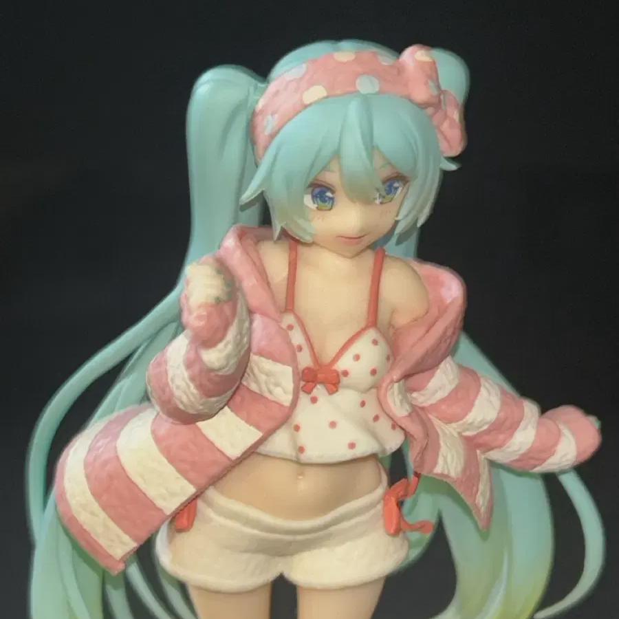 

Box O/ Miku Taito Roomwear Figure