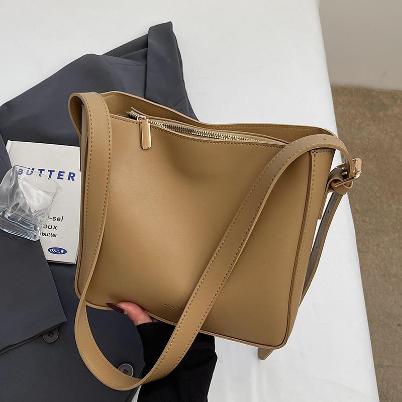 2025 new fashion niche retro Maillard simple bucket bag women's temperament commuter versatile messenger bag