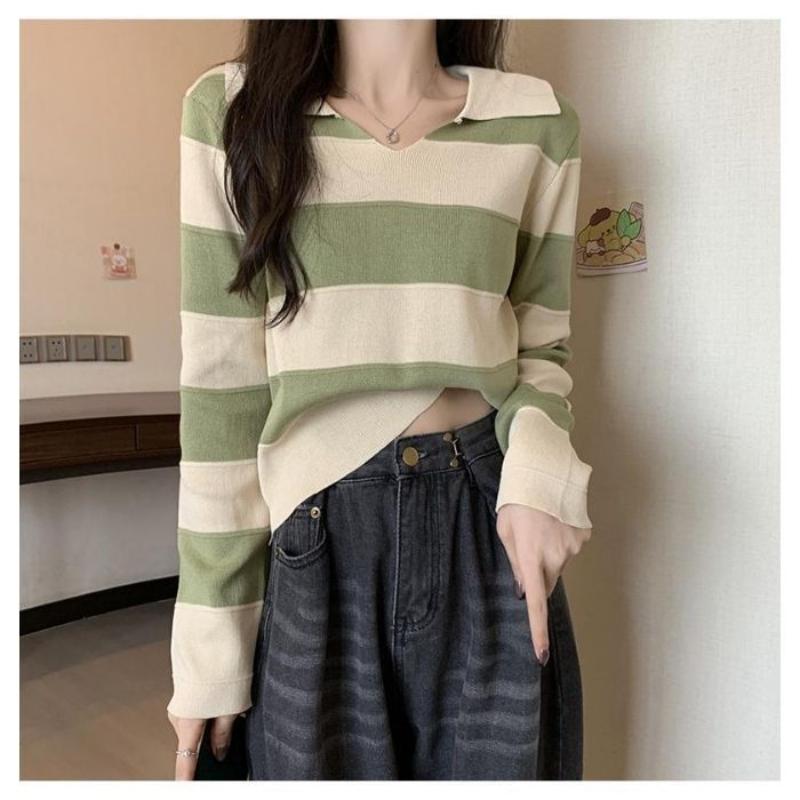 Ein stilvoller gestreifter Strickpullover für den Damenherbst, mit einem Retro- und lässigen Stil, langärmeliges kurzes Oberteil