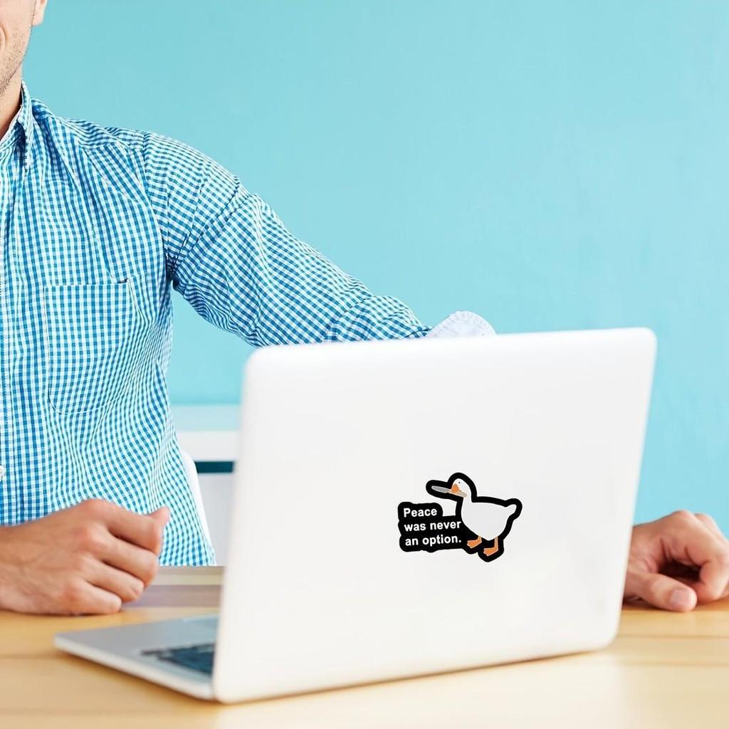 Kreskówkowa Kaczka 'Pokój Nigdy Nie Jest Opcją' Naklejka Winylowa na Samochód lub Komputer
