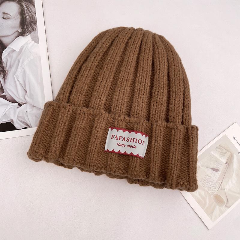 

Вязаная шапка большого размера для женщин на зиму в корейском стиле, универсальная, с тканевой этикеткой, пуловер, теплая шапка, подчеркивающая маленький овал лица, шерстяная шапка