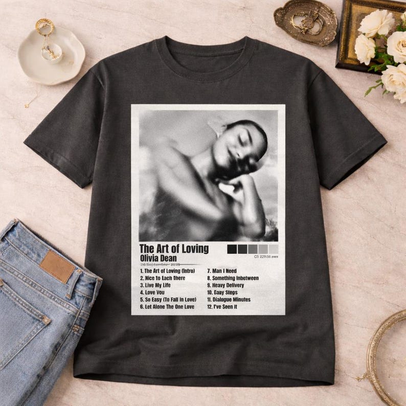 Maglietta da concerto grafica di Olivia Dean 2026, la maglietta del tour "The Art of Loving", Unisex 1717, T-shirt vintage dal taglio rilassato, Merchandising del tour musicale