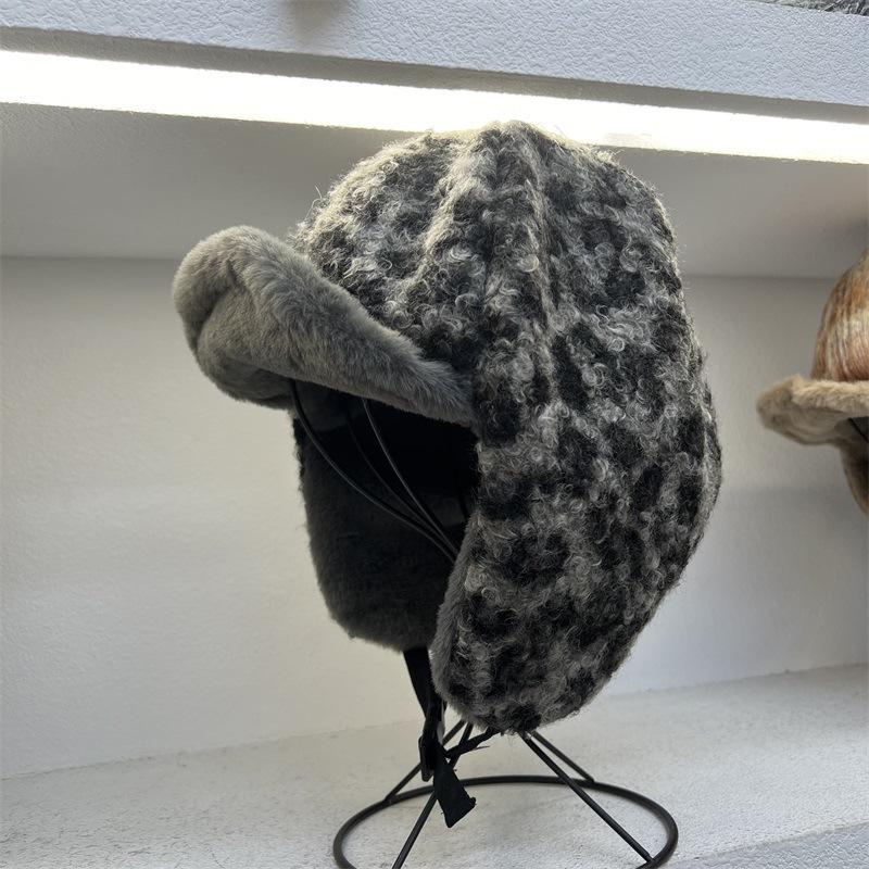 

Leopard print lamb wool ear protection Lei Feng hat female autumn and winter double-sided wear velvet warm cold flying hat tide M（56-58cm） сірий колір