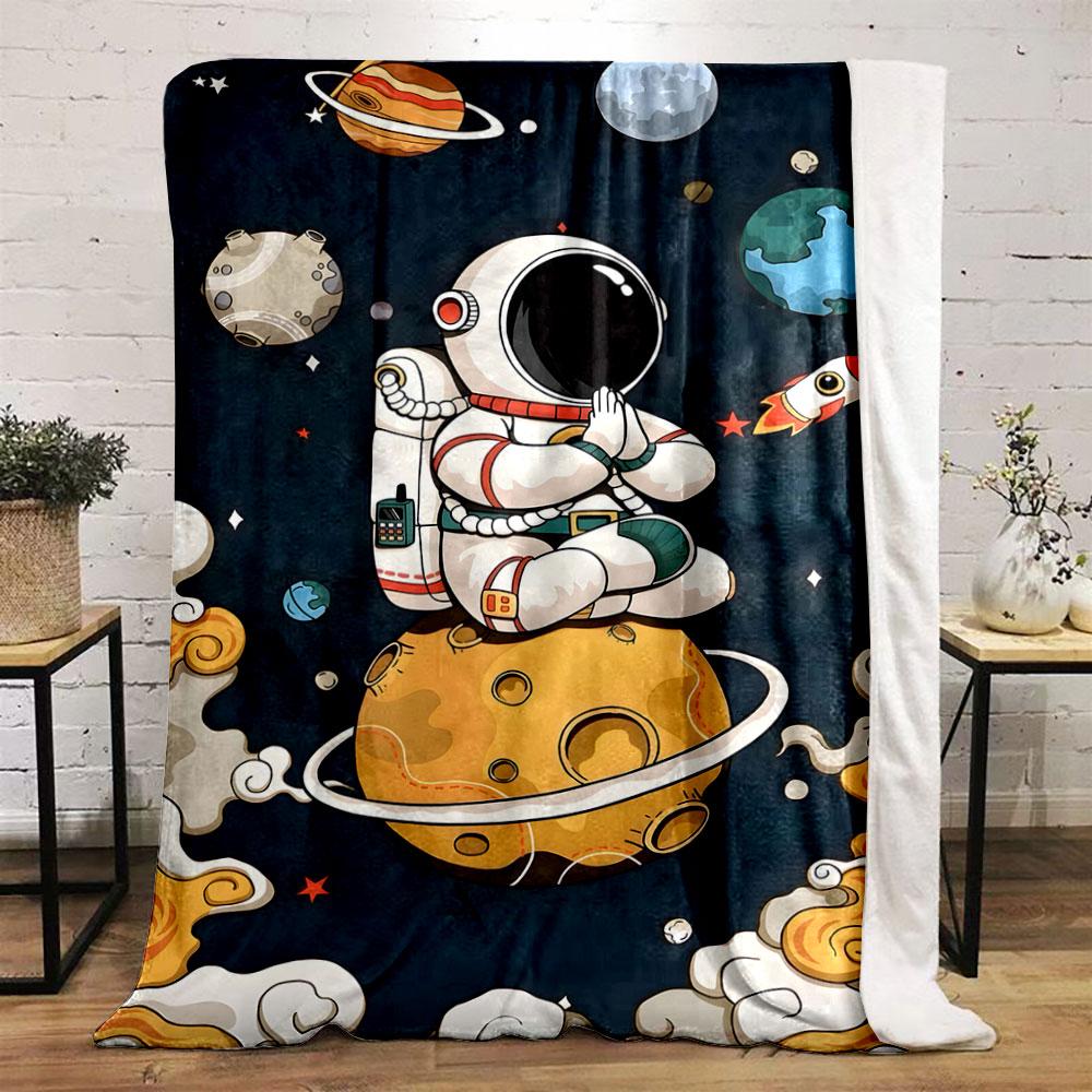 Ein meditierender Astronaut sitzt auf einem Planeten mit Ringen inmitten skurriler Weltraumobjekte.. Decke für alle Jahreszeiten Mittagspause Überwurf Geschenk