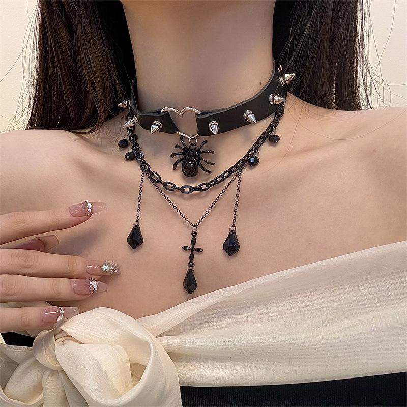 Gothic Black Spider Pendant Necklace for Women Vintage Rivet Pu Leather Choker Chain Punk Cool Y2K Charms Halloween Jewelry Gift