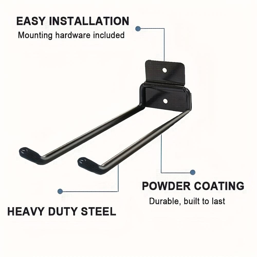 Wandmontierte Haken zur Aufbewahrung von Gartengeräten, einschließlich Aufhängern für Schaufeln und Rechen, entwickelt zur Organisation von Hofwerkzeugen.