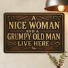 Rundes Metallschild "Hier wohnen eine nette Frau & ein griesgrämiger alter Mann", 8x8 Zoll.