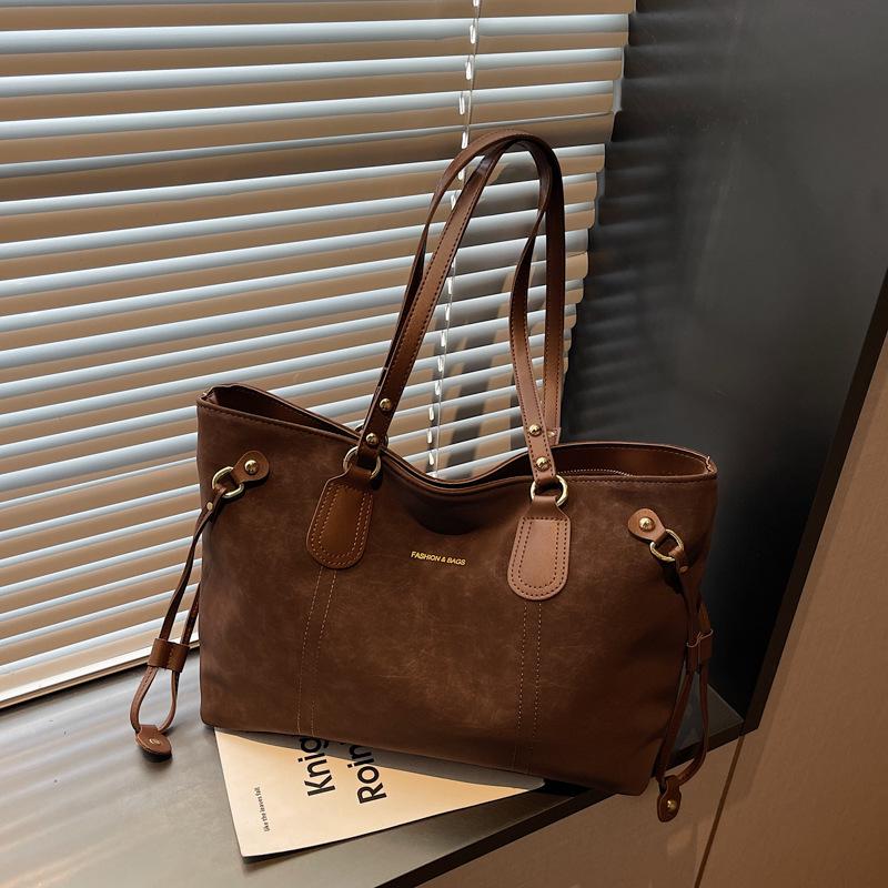 

Retro Chic Large Capacity Commuter Tote: European & American Fashion Shoulder Bag кофейный