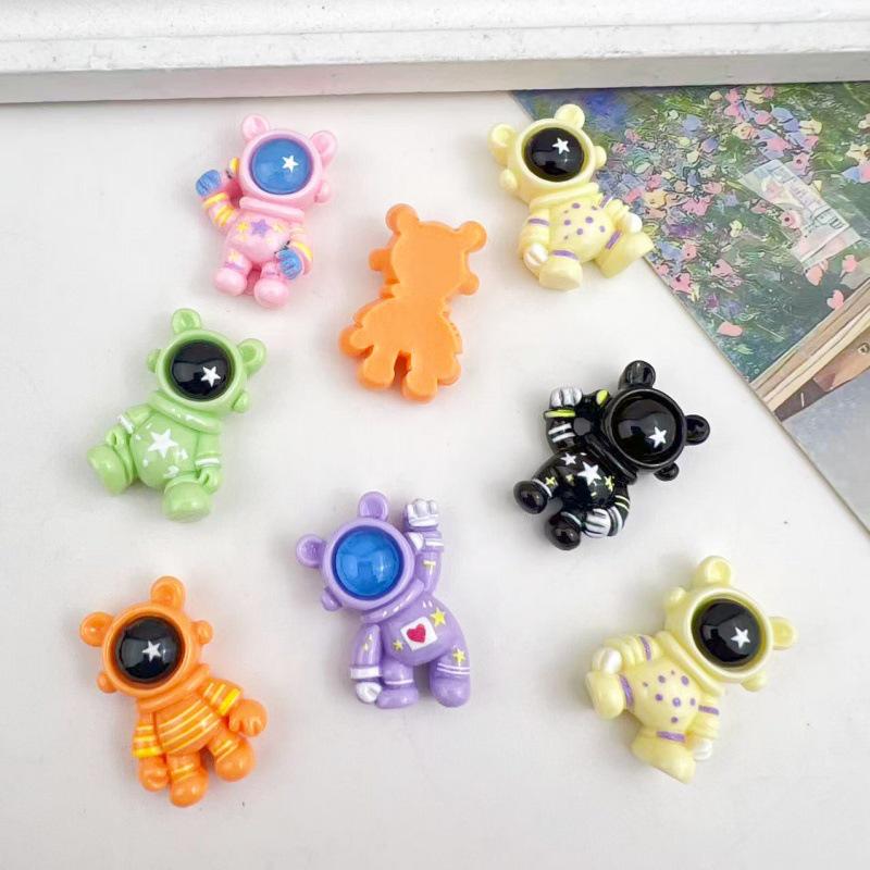 Cartoon Astronaut Resin Accessories: Handmade Hair Clips, Phone Chains, Keychains, and Pendant Ornaments.