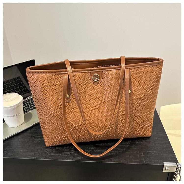 Trendy Large Shoulder Bag For Women With Minimalist Design And Patchwork Elements светло-коричневого