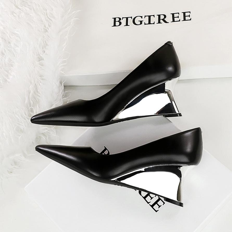 Damenschuhe, Keilabsätze, High Heels, Flache, spitze Keilschuhe aus Metall, Maßgefertigte Schuhe, High Heels