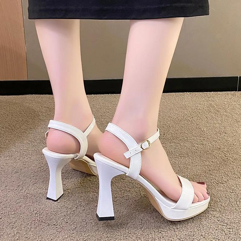 

Модные летние женские сандалии высокого класса 2025 Новые однотонные туфли на высоком каблуке Женская обувь для улицы 34-43 Большой размер Банкетные модные сандалии 34 белый