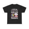 Ich lebe von Kaffee und Sarkasmus Lustiges Grafik-T-Shirt Herren Damen Tops Unisex Schweres Baumwoll-T-Shirt