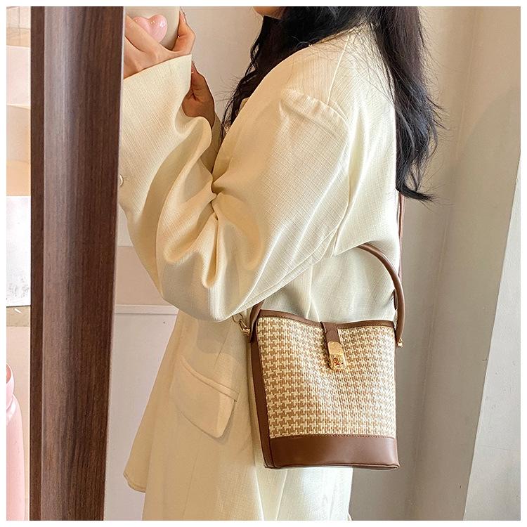 Damska torebka kubełkowa ze słomy w blokach kolorystycznych na wiosnę/lato 2024 - wszechstronny design w stylu francuskim