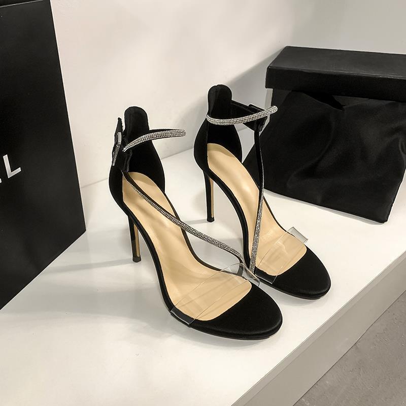 Sandálias de uma tira femininas 2025 novo verão cetim bico aberto transparente salto alto moda strass sapatos femininos
