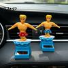 Dynamiczna ozdoba do samochodu Chłopiec Surfer Solarna Kiwająca Zabawka, Kreskówkowy Bobblehead dla Czerwono-Niebieskiej Figurki Deska Rozdzielcza, Samochodowa Huśtająca się Potrząsana Figurka Biuro