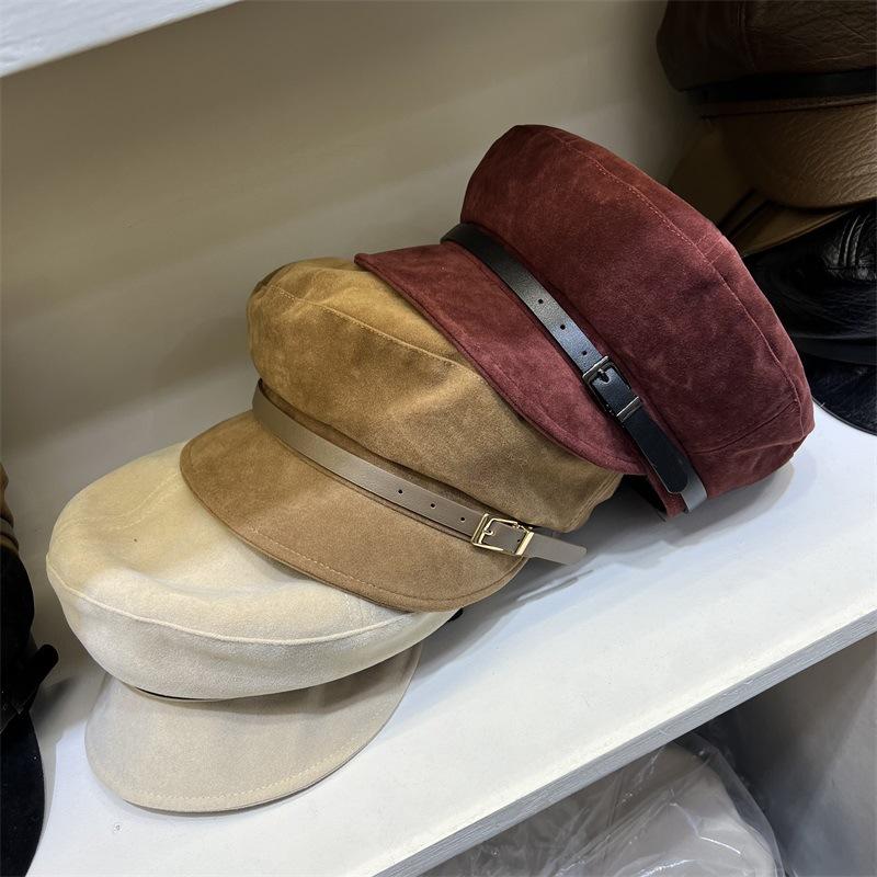 

Autumn and winter belt splicing polished PU leather flat top hat women s niche short cover all-match crooked trendy hat M（56-58cm） темно-коричневого кольору