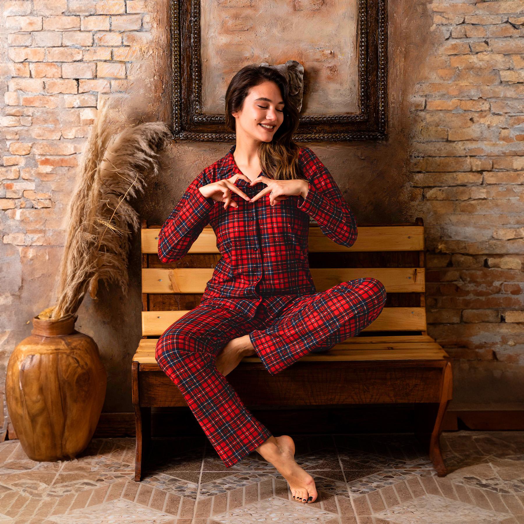 

Женский комплект зимних хлопковых пижам с пуговицами на рукавах - Зимние пижамы