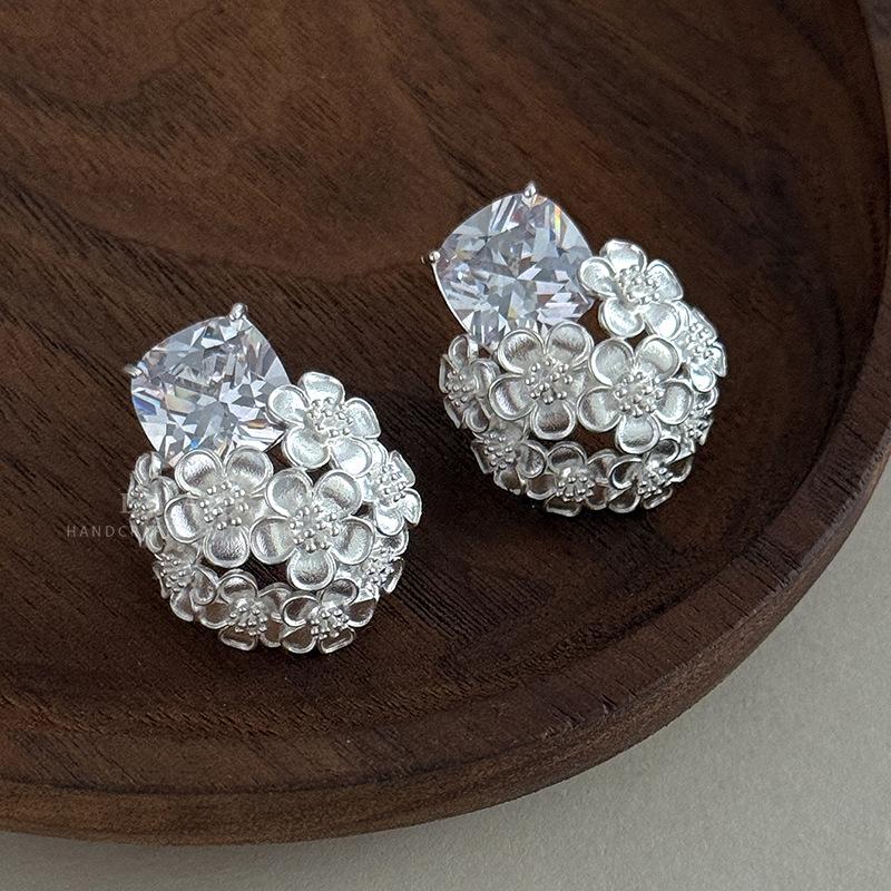 Gold and silver series zircon stud earrings two-color gold and silver hollow relief earrings light luxury cold shining versatile ears