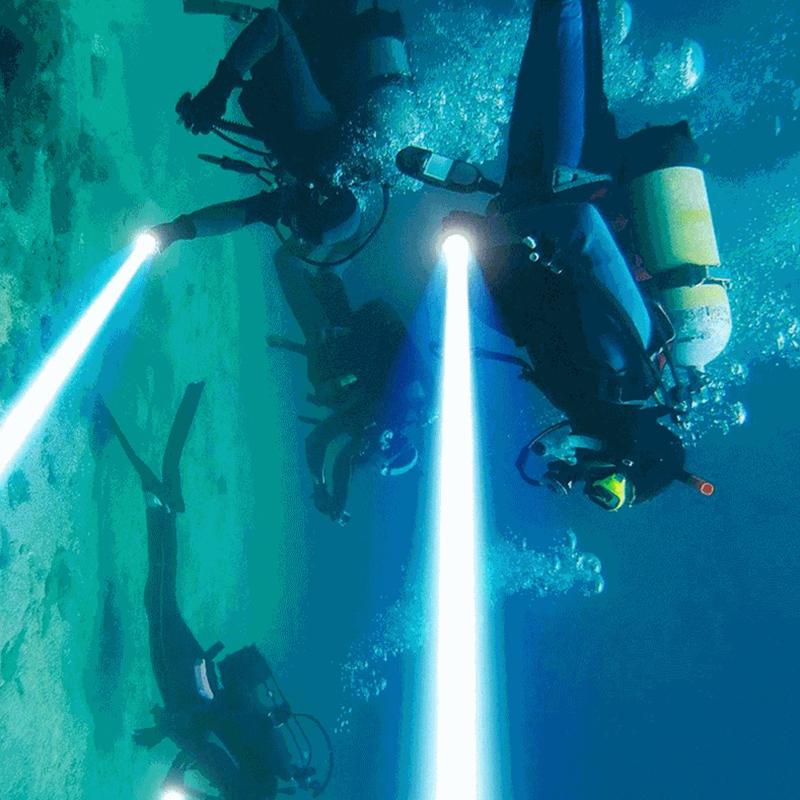 Taşınabilir Şarj Edilebilir Dalış Feneri 350M Sualtı 2 Işık Modu Su Geçirmez Süper Parlak Led Dalgıç Zıpkınla Balık Avı Kafa Lambası