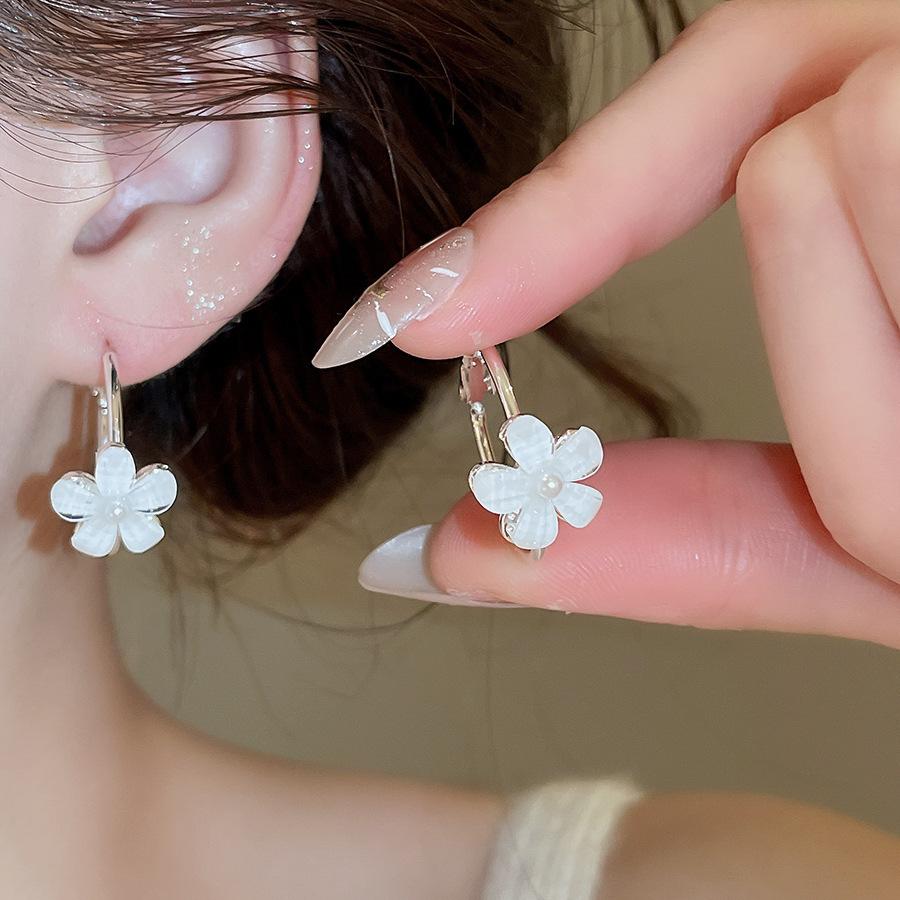 Women's Versatile Light Luxury Flower Earrings