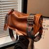 Vintage hnědá kožená válcová crossbody taška s širokým popruhem s etnickým potiskem Retro styl ramenní peněženka pro denní a neformální nošení