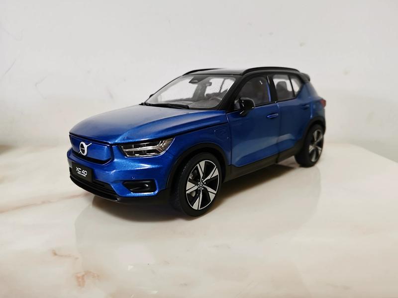 Official Volvo 1:18 Scale Alloy Car Models - XC60, XC90, S60L, Die-Cast with Factory Metallic Paint, Collector's Display Model