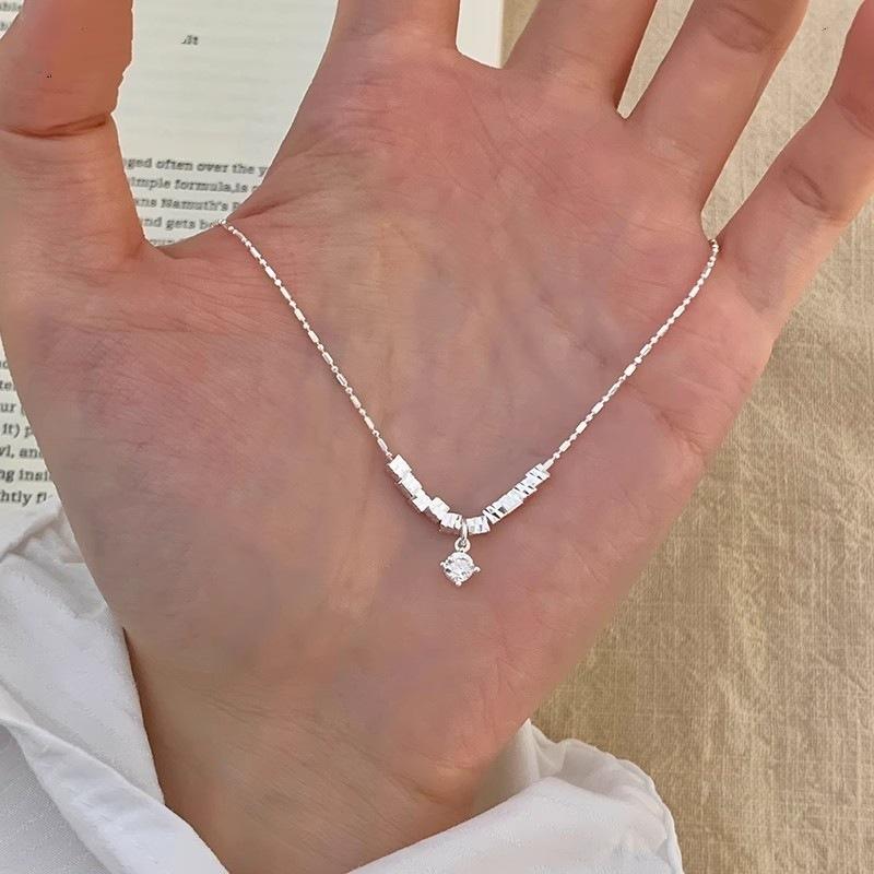 

Fragmented Ice Cube Necklace for Women s Versatile Ins Style Clavicle Chain Pendant Necklace for Women s Light Luxury High End Feeling 40CM