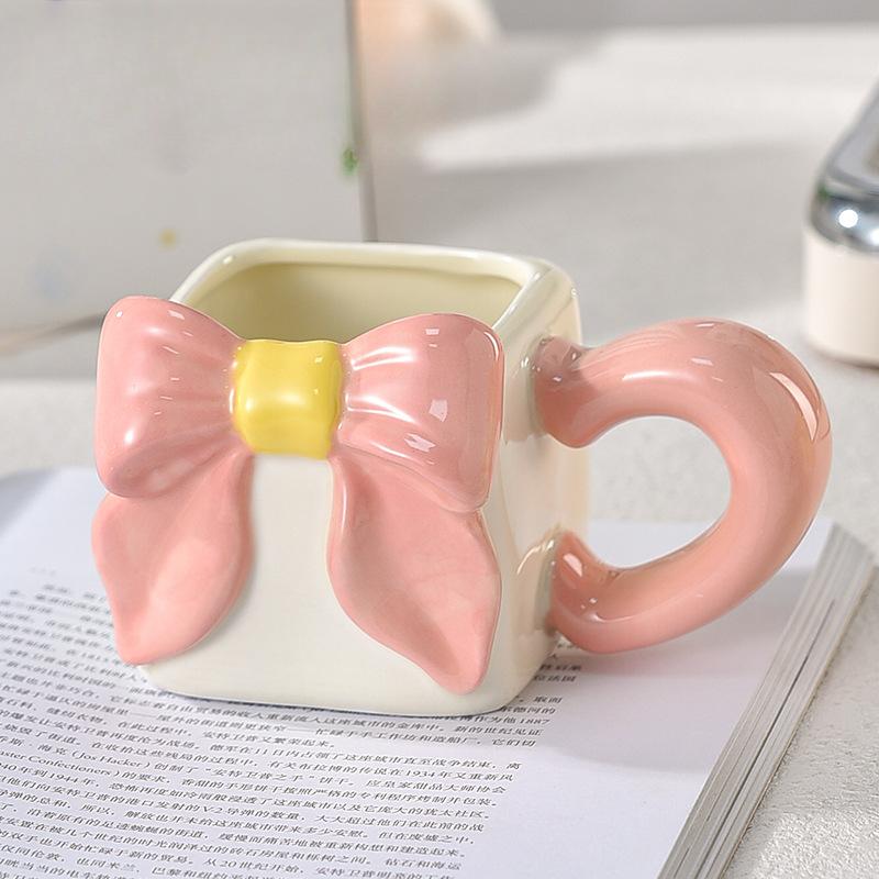 Gut aussehende quadratische Tasse mit Schleifen und Bechern für Mädchen Keramik-Kaffeetassen mit hochwertiger Haptik Leichter Luxus Hohe Qualität und Exquisites Aussehen 350ml beige