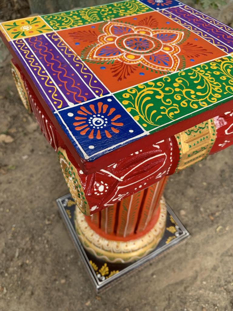 Handbemalte hölzerne Chowki Sockeltisch | Indischer Volkskunst Statuenständer