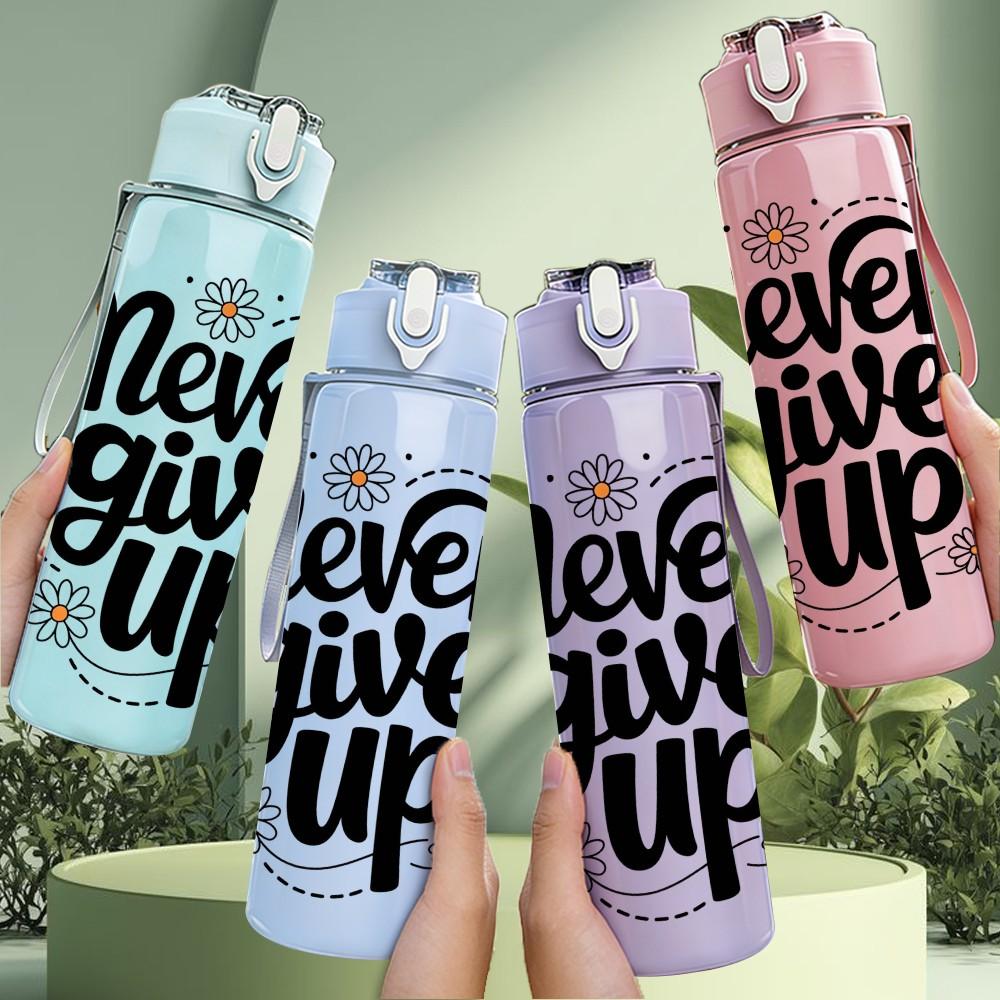 1PC Never Give Up Motivational Quote Lettering 750ml Color Plastic Sports Water Bottle Leakproof Flip Straw Lid Suitable for Sports Office Home Use