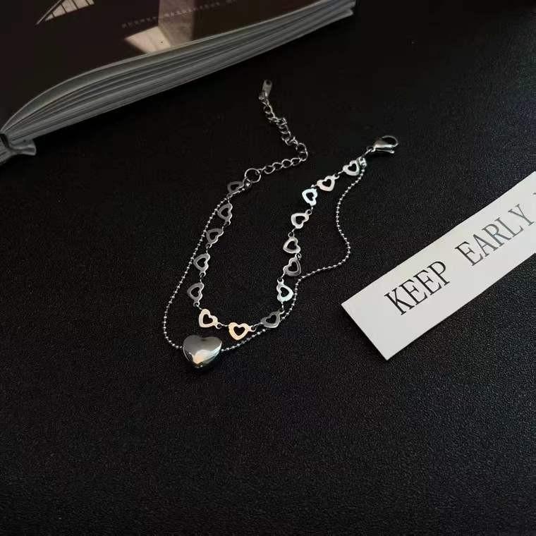 Alloy Stylish Heart Bracelet For Women Modern Highend Fashion Hand Ornament