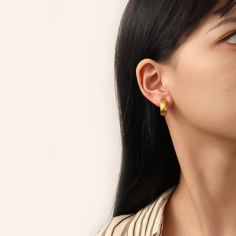 Elegant 925 Silver Circle Stud Earrings for Women - Simple, High-End, Fashionable, and Unique.