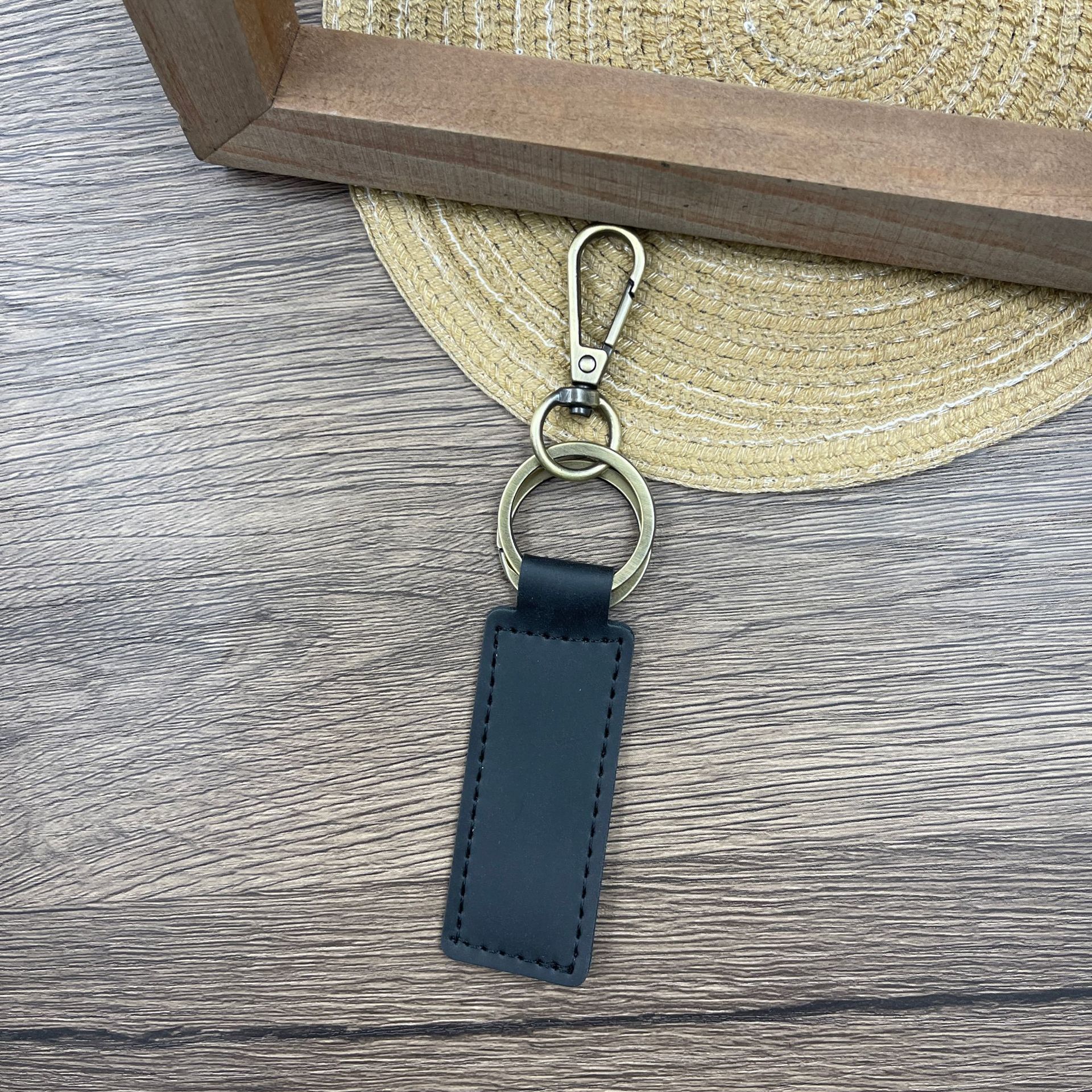 Men s and women s leather keychain, creative gifts, retro leather manual car keychains keyring чёрный