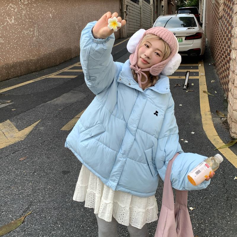 

Женская куртка с коротким воротником-стойкой и вышивкой на груди XL