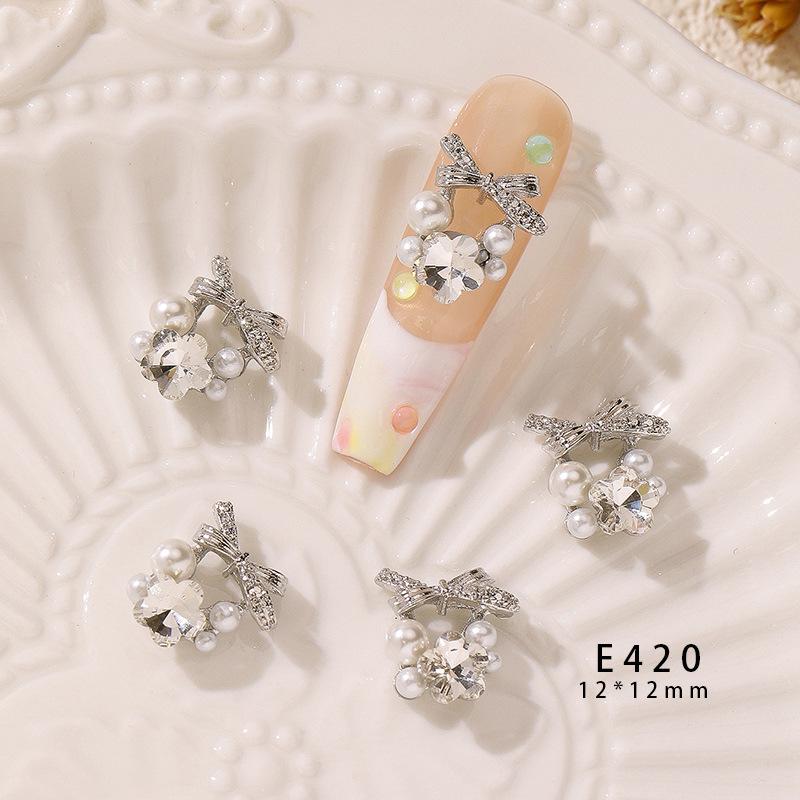 

Popular Sparkly Pearl Wreath Bow & Flower Nail Art Accessories - Exquisite Transparent Wearable Decorations