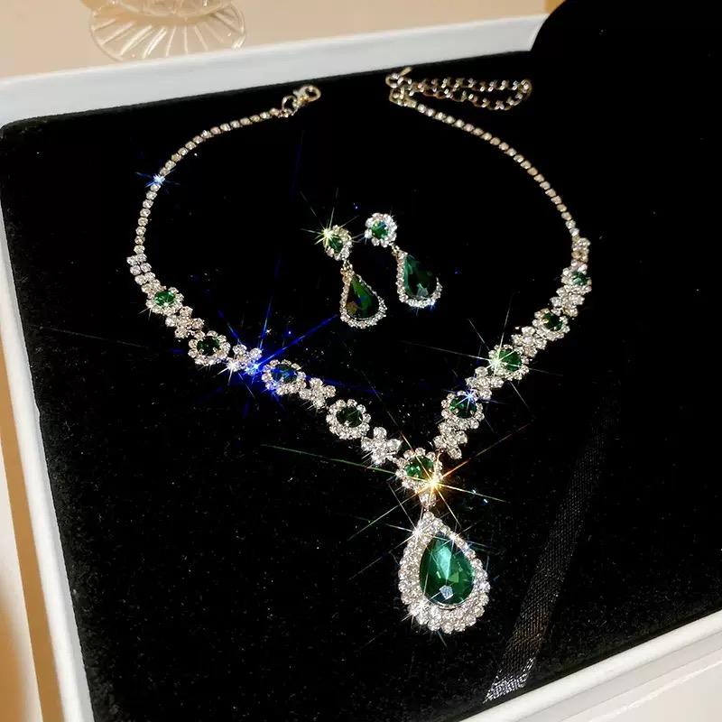 

Luxury Chic Fashion Pendant and Diamond Stud Earrings Necklace and Pendant Lock Chain Trendy High-End Jewelry for Women зелёный
